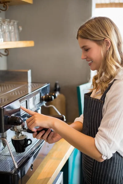 Camarera sonriente haciendo taza de café — Foto de Stock