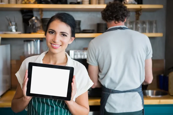 Σερβιτόρα κρατώντας ψηφιακή δισκίο ενώ σερβιτόρος εργασίας — Φωτογραφία Αρχείου