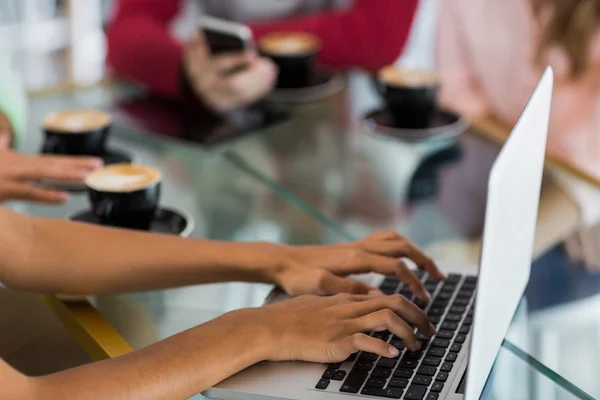 Vrouw met laptop — Stockfoto