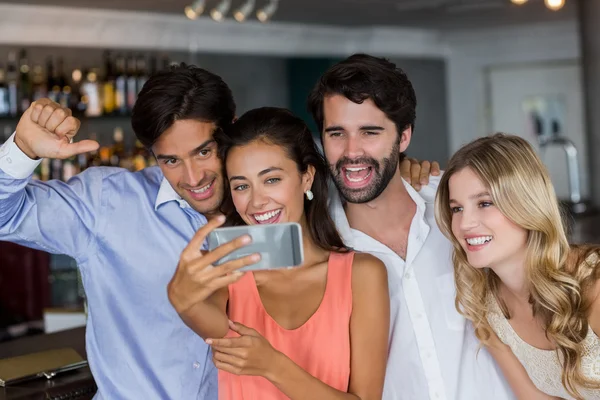 Grupp av vänner med en selfie — Stockfoto