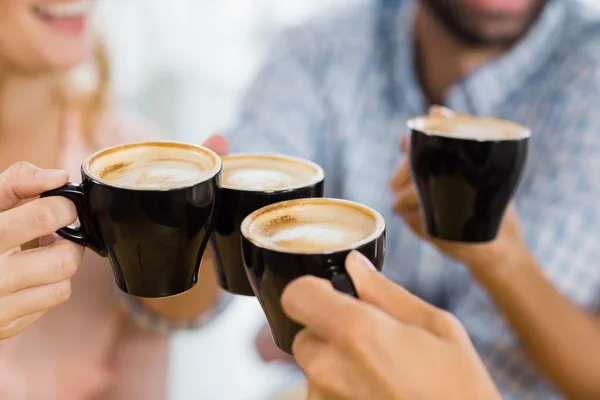 Grupo de amigos felizes brindar xícara de café — Fotografia de Stock