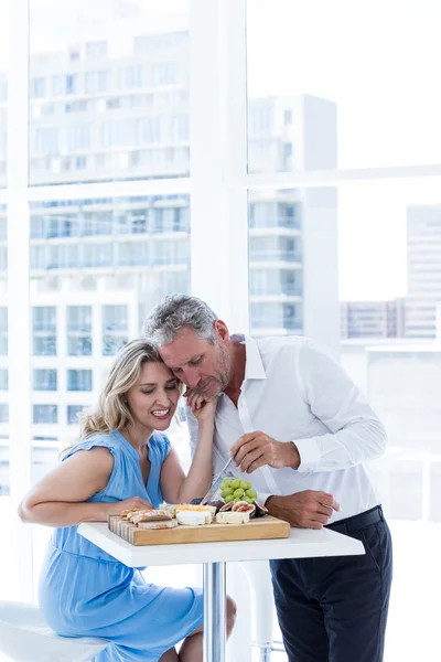 Pareja madura inteligente con comida —  Fotos de Stock