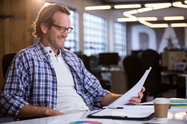 Businessman reading documents — Stock Photo, Image