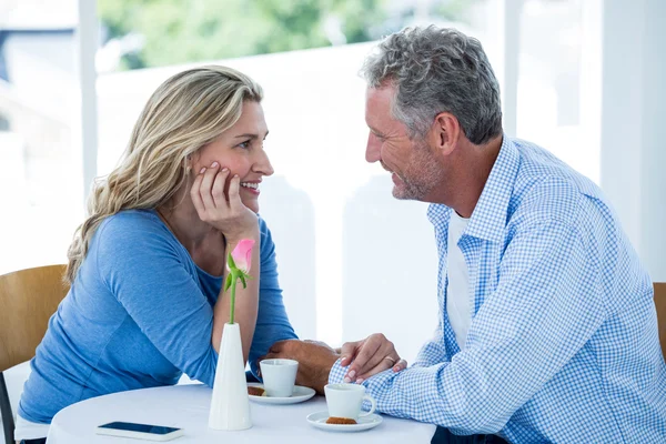 Pareja romántica sentada —  Fotos de Stock