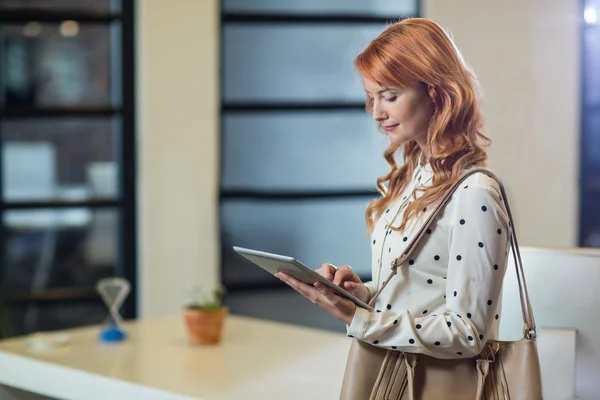 Femme utilisant une tablette numérique — Photo