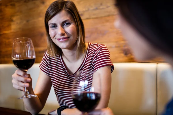 Vrouw drinken wijn met vriend — Stockfoto