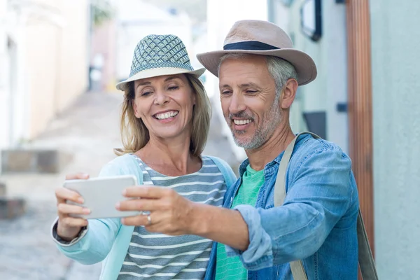 Ouder paar nemen selfie — Stockfoto