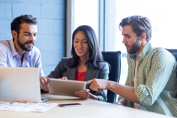 Collega's bespreken tijdens het gebruik van digitale tablet — Stockfoto