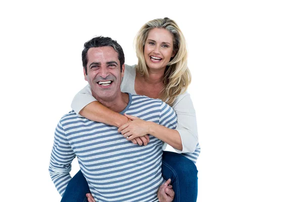 Man redovisade kvinna piggyback — Stockfoto