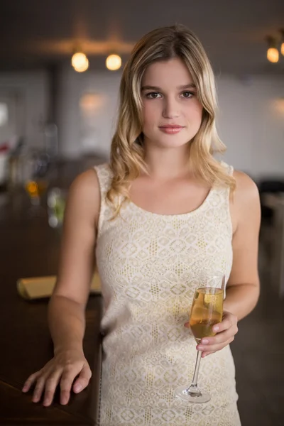 Portret van mooie vrouw met een champagne fluit — Stockfoto