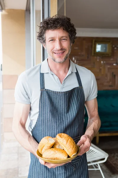 Garçom segurando tigela com pão — Fotografia de Stock