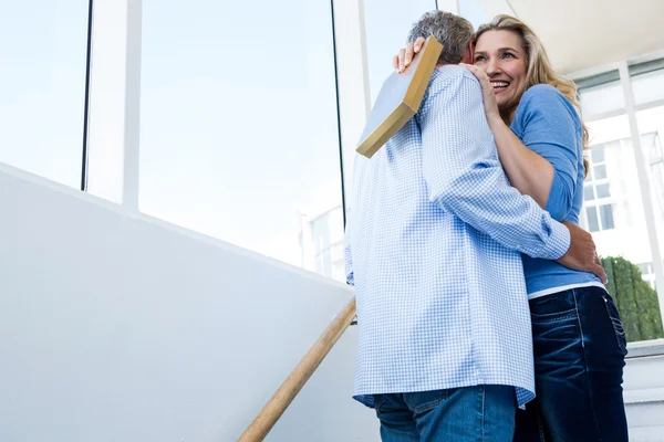 Pareja abrazándose en pasos — Foto de Stock