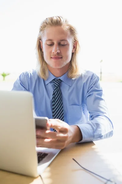 Hombre usando teléfono móvil — Foto de Stock