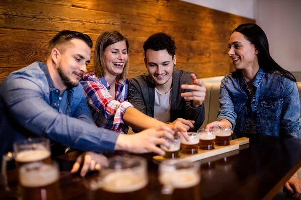 Amigos gostando de cerveja à mesa — Fotografia de Stock