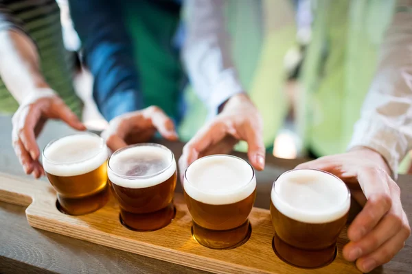 Vrienden naar bier sampler — Stockfoto