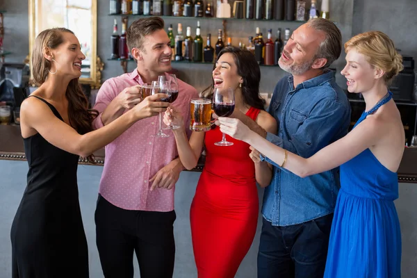 Freundeskreis stößt mit Glas Bier und Wein an — Stockfoto