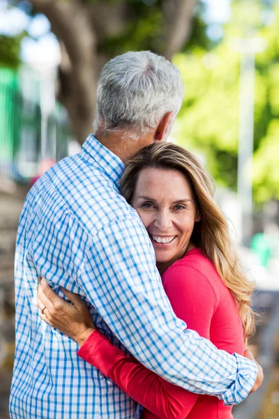 Reife Frau umarmt — Stockfoto