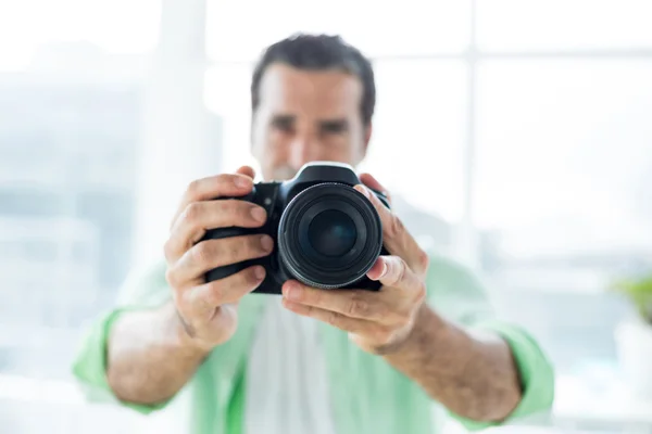 Hombre sosteniendo la cámara en casa — Foto de Stock