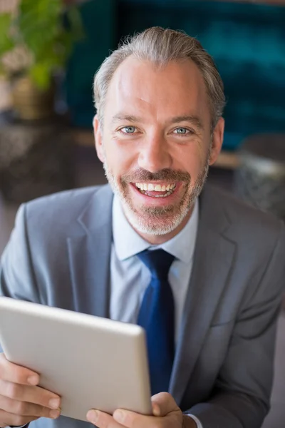 Uomo d'affari che utilizza tablet digitale in caffè — Foto Stock