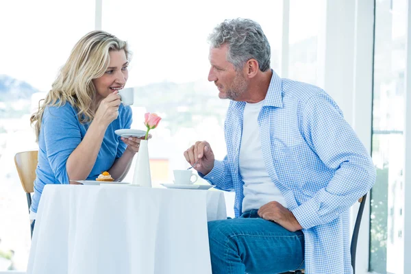 Pareja madura teniendo comida — Foto de Stock