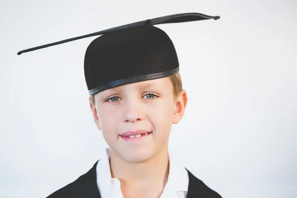 Porträtt av schoolkid låtsas vara graduate — Stockfoto