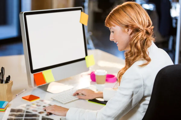 Redattore di foto femminile che lavora — Foto Stock