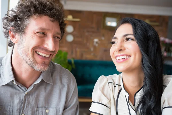 Casal olhando um para o outro na cafetaria — Fotografia de Stock