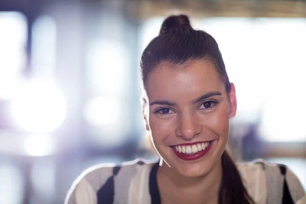 Jeune femme souriante au bureau — Photo