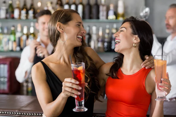 Duas mulheres bonitas segurando copo de cocktail — Fotografia de Stock