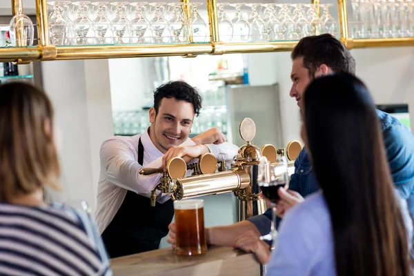 Amigos conversando com o barman — Fotografia de Stock