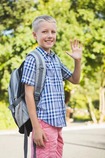 Menino feliz acenando a mão no campus — Fotografia de Stock