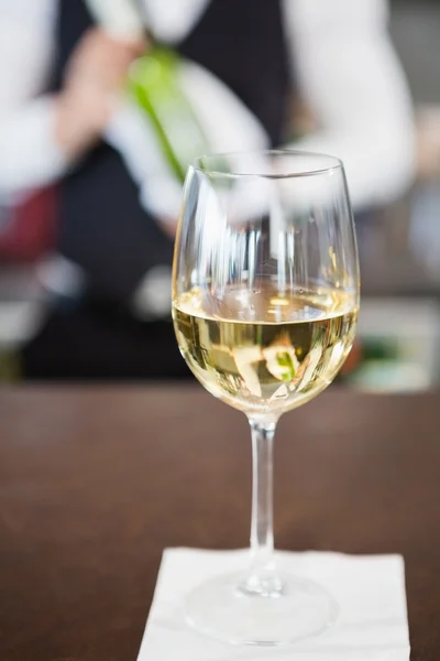 Glas vin på en bar counter — Stockfoto