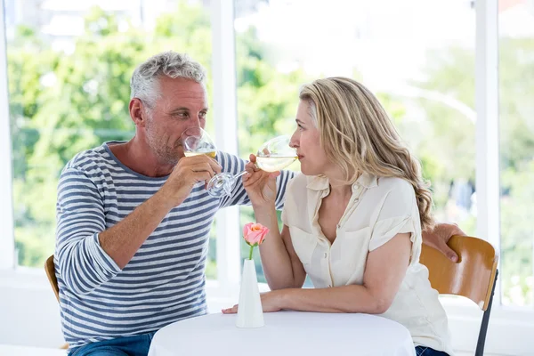 Зрелая пара пьет белое вино — стоковое фото