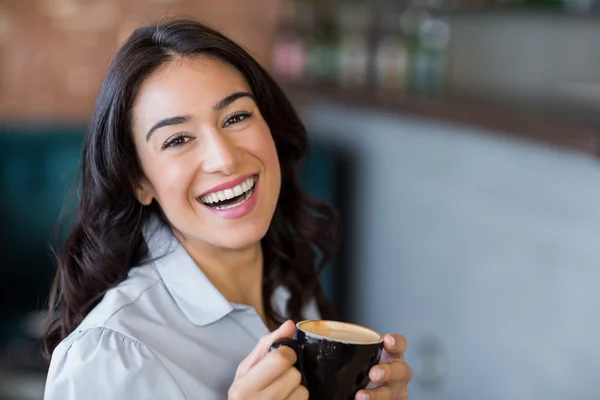 Porträtt av leende kvinna med fika — Stockfoto