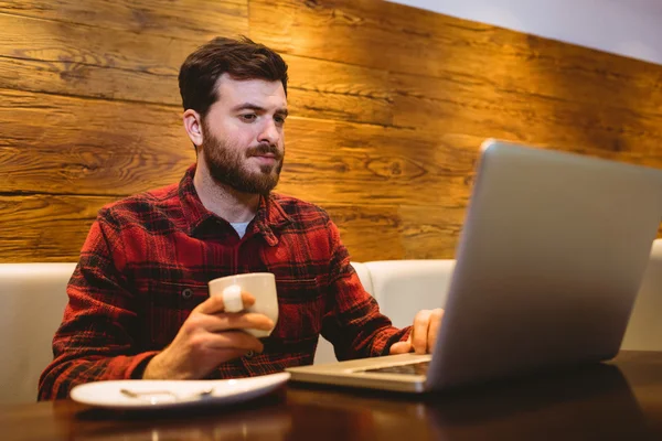 Giovane utilizzando il computer portatile — Foto Stock