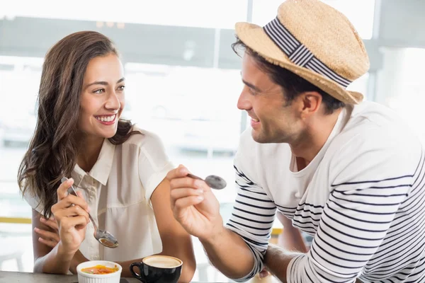 Sorridente coppia avendo dessert — Foto Stock