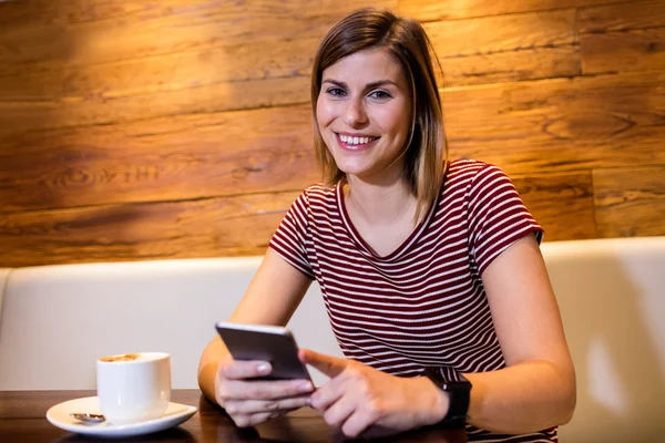 Mujer joven usando el teléfono celular — Foto de Stock