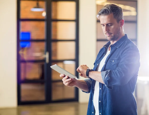 Man checking time — Stock Photo, Image