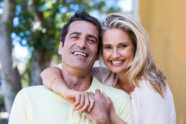 Liebespaar im Stehen — Stockfoto