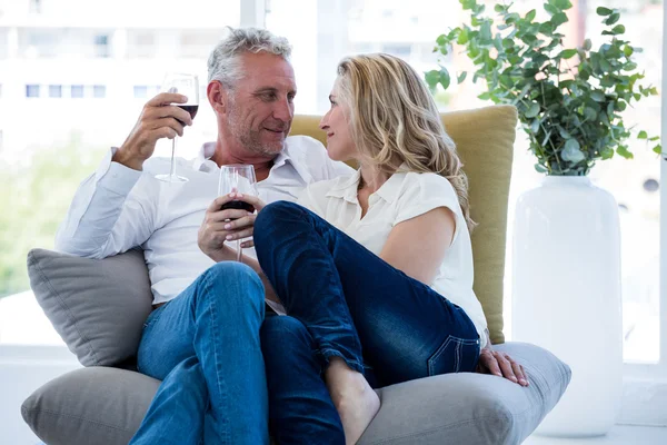 Couple ayant du vin rouge à la maison — Photo