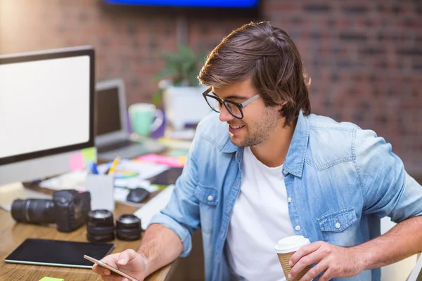 Uomo che utilizza il telefono cellulare in ufficio — Foto Stock