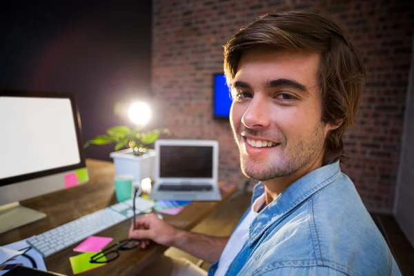 Uomo sorridente in carica — Foto Stock