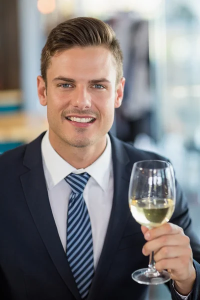 Retrato de un hombre de negocios sonriente sosteniendo un vaso de cerveza — Foto de Stock