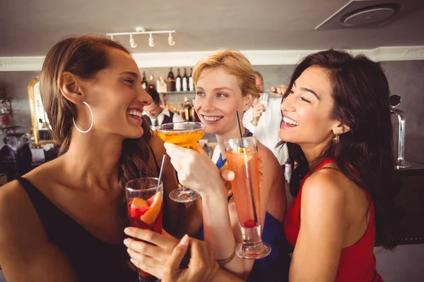 Amigos femininos felizes segurando um copo de coquetel — Fotografia de Stock