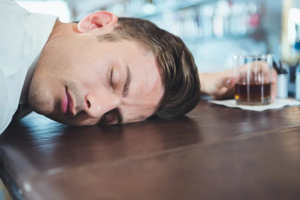 Homem bêbado dormindo em um balcão de bar — Fotografia de Stock