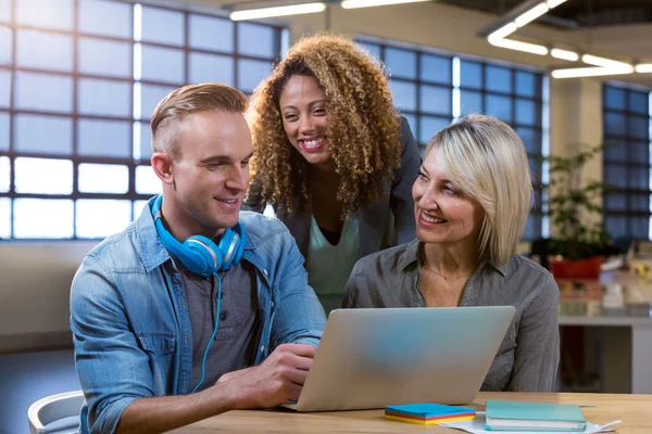 Business people discussing over laptop — Stock Photo, Image