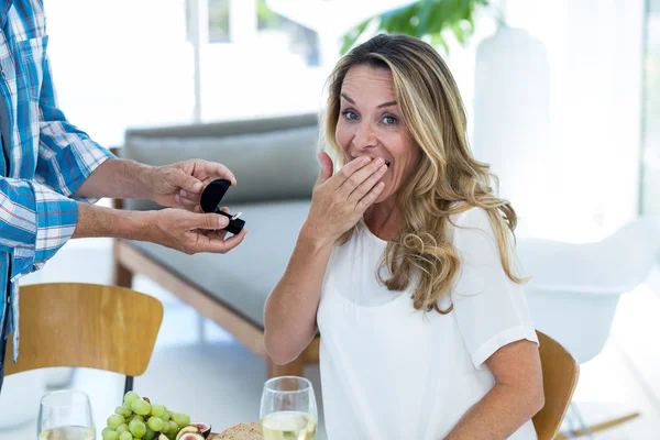 Mujer recibiendo anillo —  Fotos de Stock