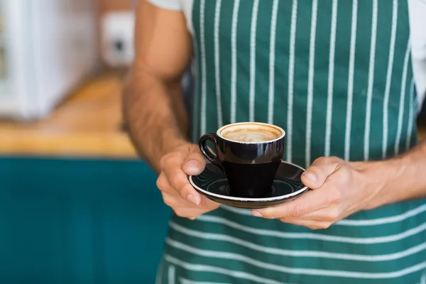 Secțiunea medie a chelnerului care deține o ceașcă de cafea — Fotografie, imagine de stoc