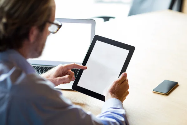 Man using digital tablet — Stock Photo, Image