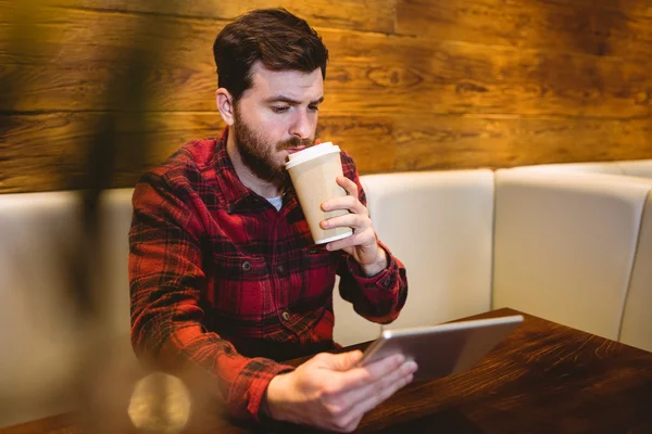 Homem usando tablet digital — Fotografia de Stock